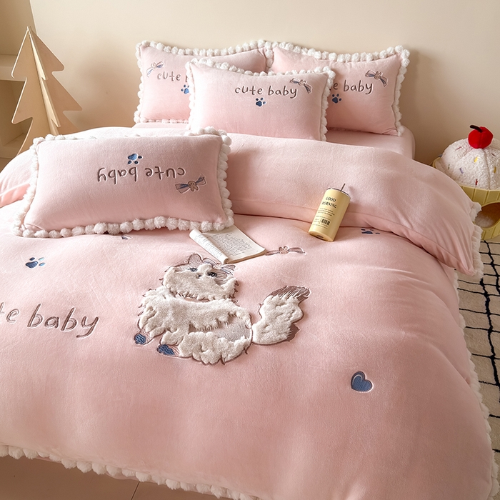 91家纺网 家纺一手货源 找家纺 卡罗兰 2025新款牛奶绒兔毛绣花四件套 波斯猫-粉