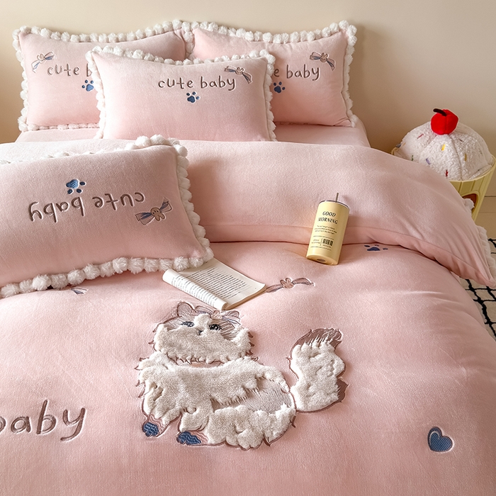 91家纺网 家纺一手货源 找家纺 卡罗兰 2025新款牛奶绒兔毛绣花四件套 波斯猫-粉