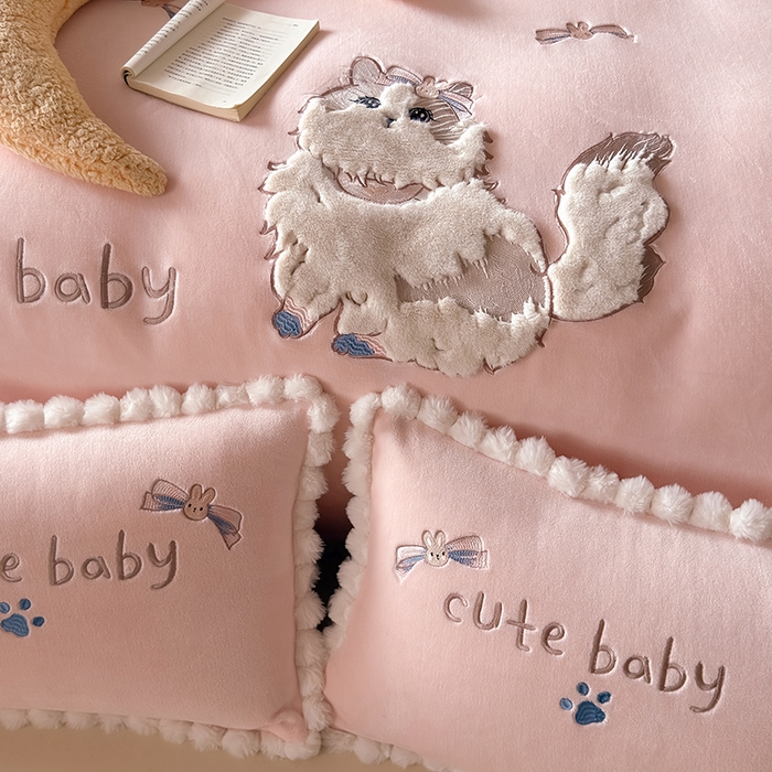 91家纺网 家纺一手货源 找家纺 卡罗兰 2025新款牛奶绒兔毛绣花四件套 波斯猫-粉