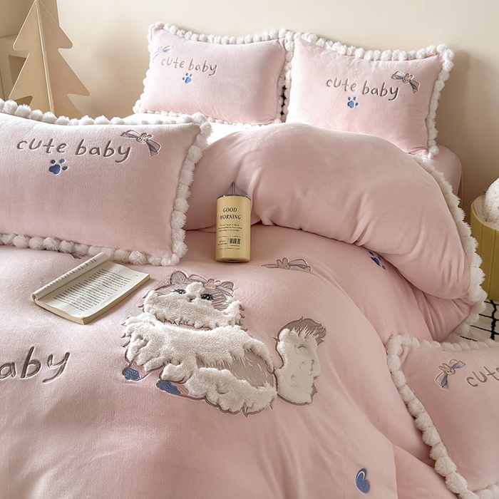 91家纺网 家纺一手货源 找家纺 卡罗兰 2025新款牛奶绒兔毛绣花四件套 波斯猫-粉