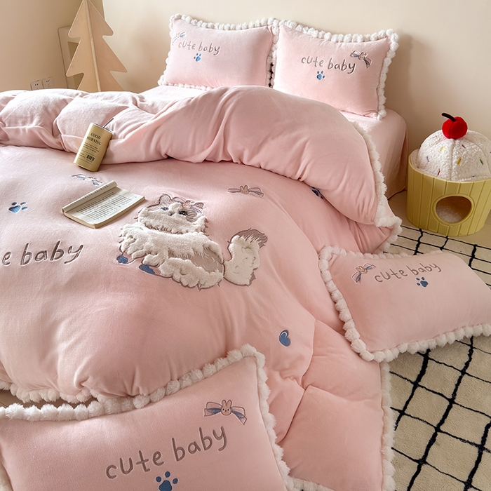 91家纺网 家纺一手货源 找家纺 卡罗兰 2025新款牛奶绒兔毛绣花四件套 波斯猫-粉