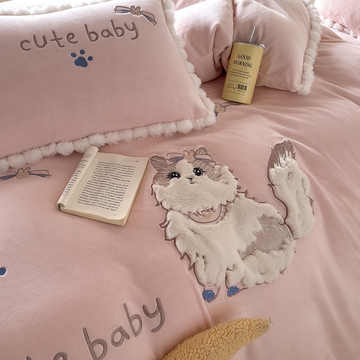 91家纺网 家纺一手货源 找家纺 卡罗兰 2025新款牛奶绒兔毛绣花四件套 波斯猫-粉