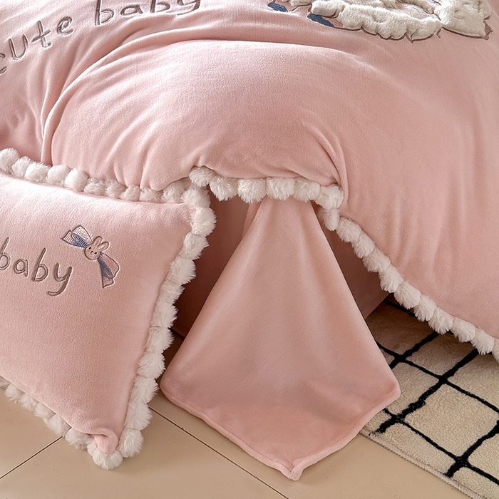 91家纺网 家纺一手货源 找家纺 卡罗兰 2025新款牛奶绒兔毛绣花四件套 波斯猫-粉