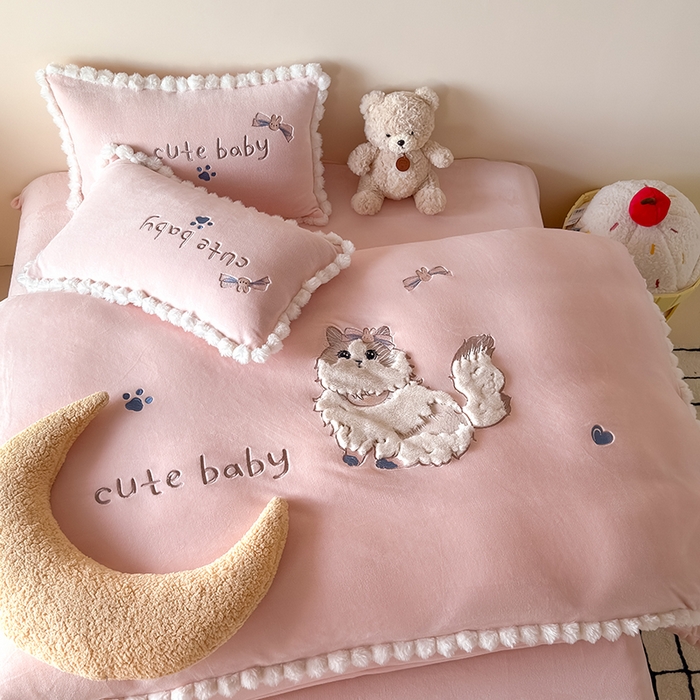 91家纺网 家纺一手货源 找家纺 卡罗兰 2025新款牛奶绒兔毛绣花四件套 波斯猫-粉