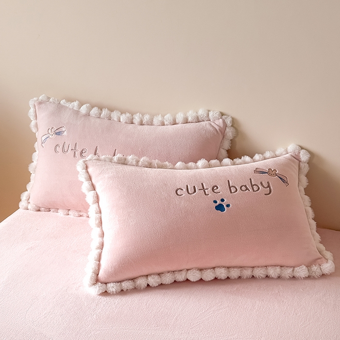 91家纺网 家纺一手货源 找家纺 卡罗兰 2025新款牛奶绒兔毛绣花四件套 波斯猫-粉