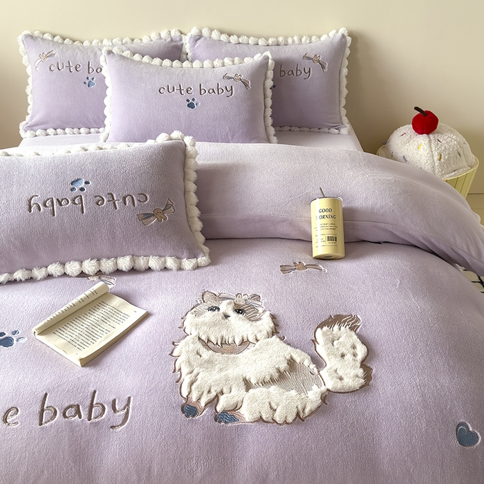 91家纺网 家纺一手货源 找家纺 卡罗兰 2025新款牛奶绒兔毛绣花四件套 波斯猫-紫