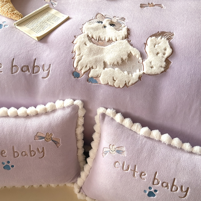 91家纺网 家纺一手货源 找家纺 卡罗兰 2025新款牛奶绒兔毛绣花四件套 波斯猫-紫