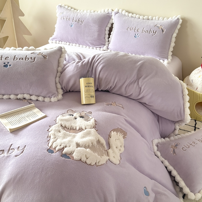 91家纺网 家纺一手货源 找家纺 卡罗兰 2025新款牛奶绒兔毛绣花四件套 波斯猫-紫