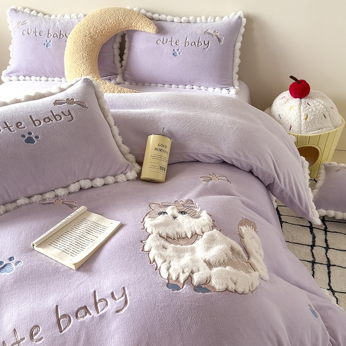 91家纺网 家纺一手货源 找家纺 卡罗兰 2025新款牛奶绒兔毛绣花四件套 波斯猫-紫