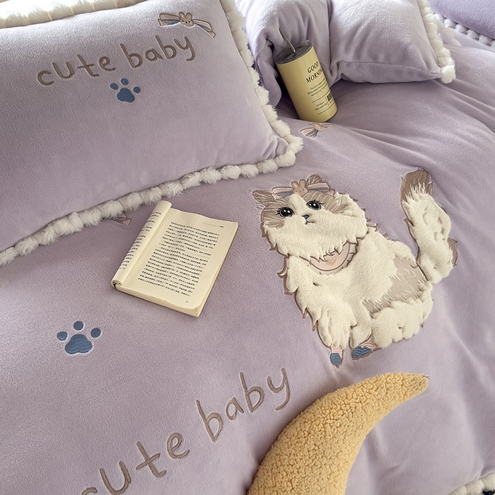 91家纺网 家纺一手货源 找家纺 卡罗兰 2025新款牛奶绒兔毛绣花四件套 波斯猫-紫