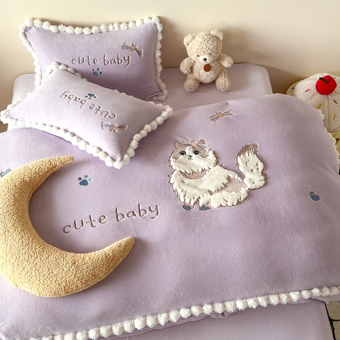 91家纺网 家纺一手货源 找家纺 卡罗兰 2025新款牛奶绒兔毛绣花四件套 波斯猫-紫