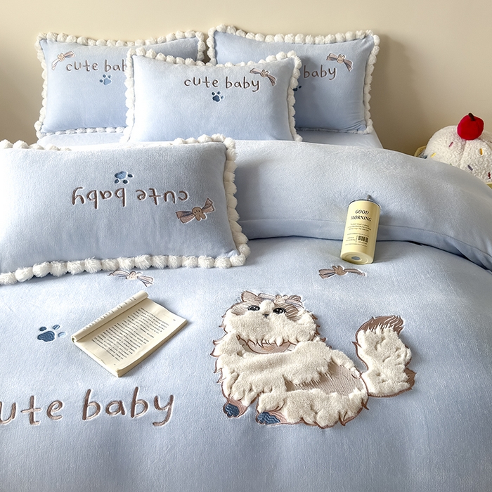 91家纺网 家纺一手货源 找家纺 卡罗兰 2025新款牛奶绒兔毛绣花四件套 波斯猫-蓝