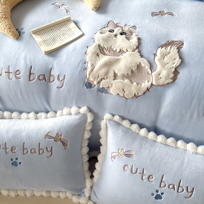 91家纺网 家纺一手货源 找家纺 卡罗兰 2025新款牛奶绒兔毛绣花四件套 波斯猫-蓝