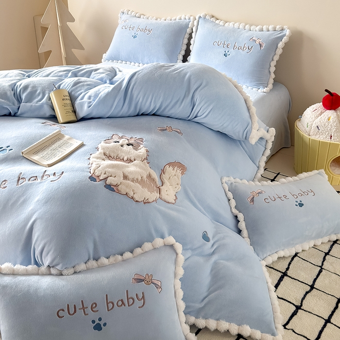 91家纺网 家纺一手货源 找家纺 卡罗兰 2025新款牛奶绒兔毛绣花四件套 波斯猫-蓝