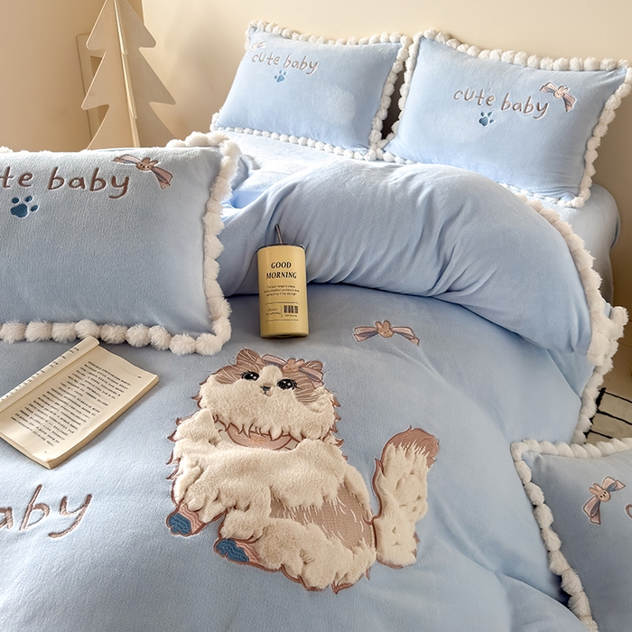 91家纺网 家纺一手货源 找家纺 卡罗兰 2025新款牛奶绒兔毛绣花四件套 波斯猫-蓝