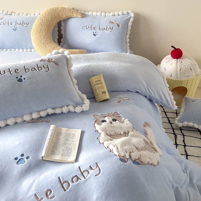 91家纺网 家纺一手货源 找家纺 卡罗兰 2025新款牛奶绒兔毛绣花四件套 波斯猫-蓝