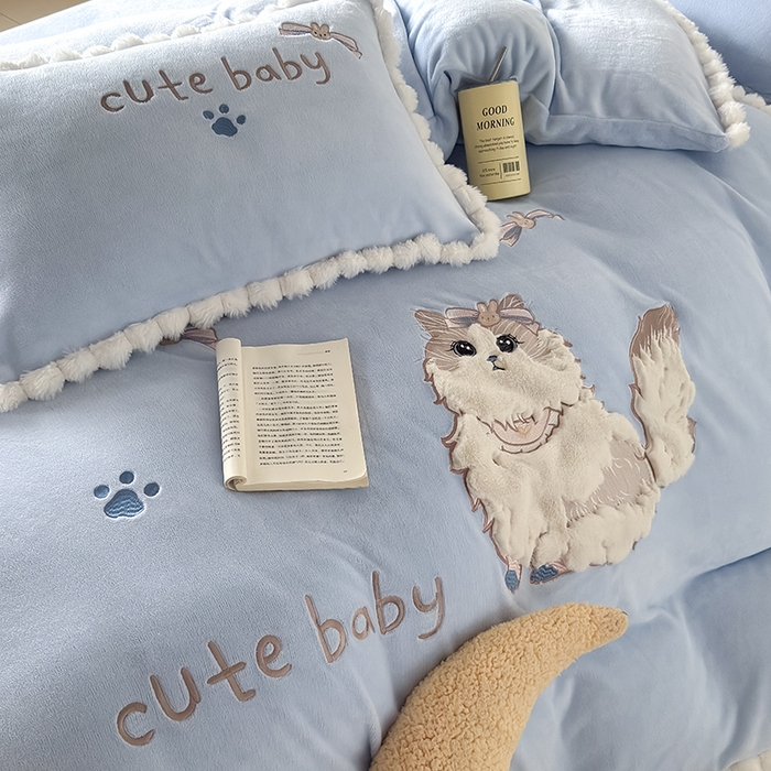 91家纺网 家纺一手货源 找家纺 卡罗兰 2025新款牛奶绒兔毛绣花四件套 波斯猫-蓝