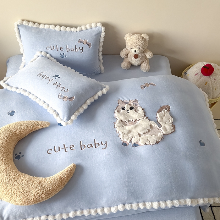 91家纺网 家纺一手货源 找家纺 卡罗兰 2025新款牛奶绒兔毛绣花四件套 波斯猫-蓝