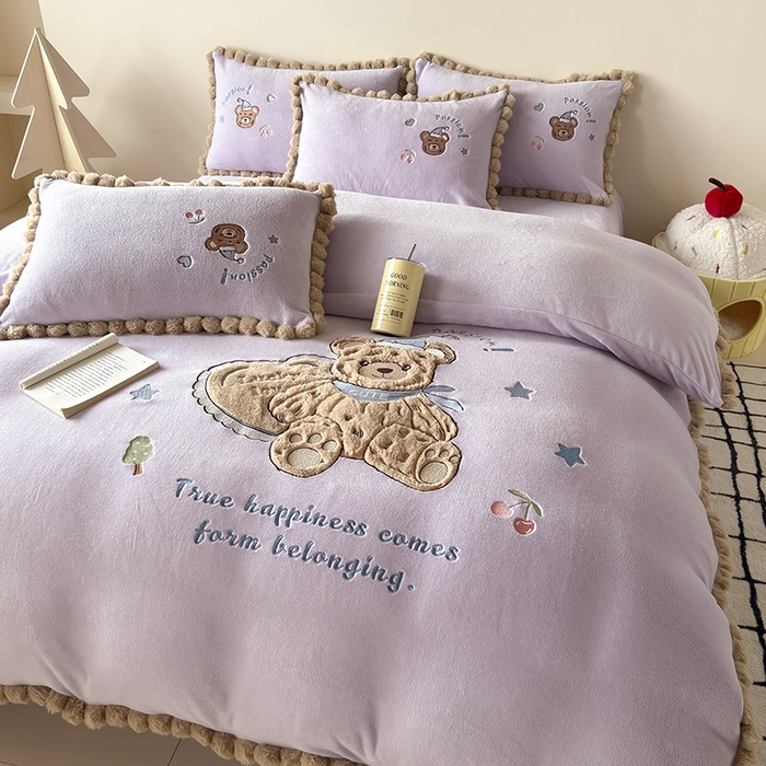 91家纺网 家纺一手货源 找家纺 卡罗兰 2025新款牛奶绒兔毛绣花四件套 爱心熊-紫