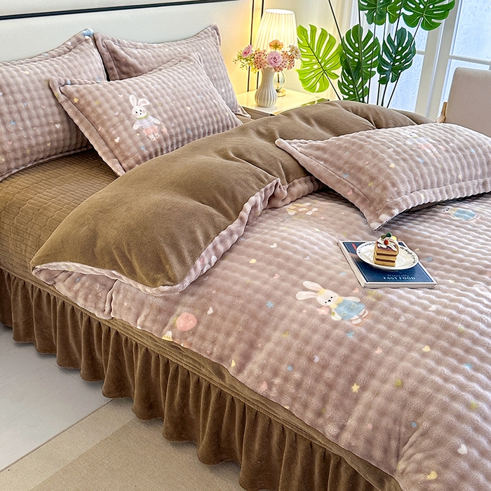 91家纺网 家纺一手货源 找家纺 富缦庭 2025新款泡泡牛奶绒床盖款四件套 草莓兔