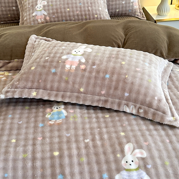 91家纺网 家纺一手货源 找家纺 富缦庭 2025新款泡泡牛奶绒床盖款四件套 草莓兔