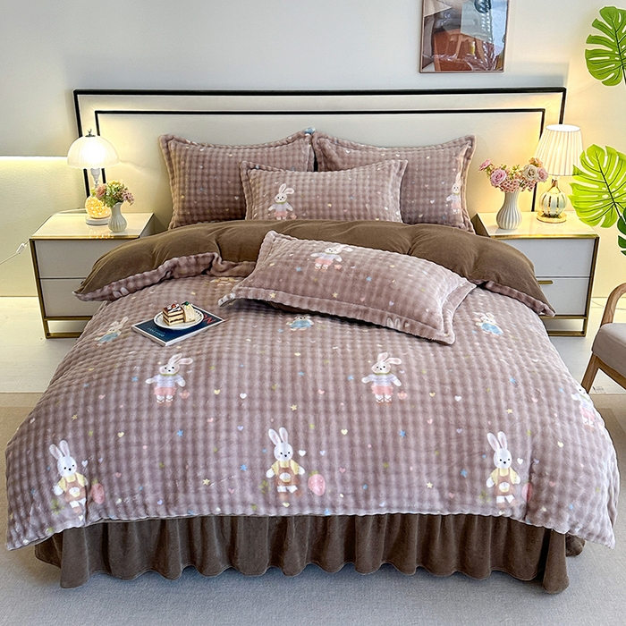 91家纺网 家纺一手货源 找家纺 富缦庭 2025新款泡泡牛奶绒床盖款四件套 草莓兔