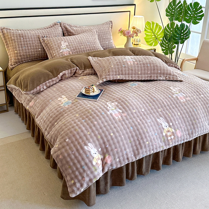 富缦庭 2025新款泡泡牛奶绒床盖款四件套 草莓兔