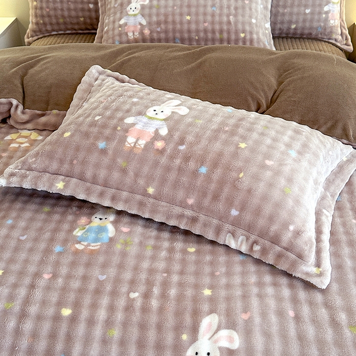 91家纺网 家纺一手货源 找家纺 富缦庭 2025新款泡泡牛奶绒床盖款四件套 草莓兔