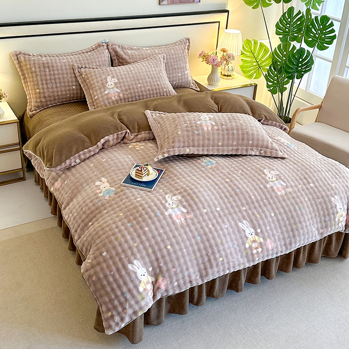 91家纺网 家纺一手货源 找家纺 富缦庭 2025新款泡泡牛奶绒床盖款四件套 草莓兔