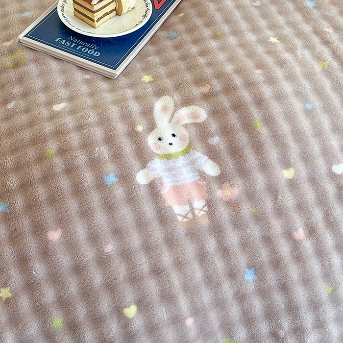 91家纺网 家纺一手货源 找家纺 富缦庭 2025新款泡泡牛奶绒床盖款四件套 草莓兔