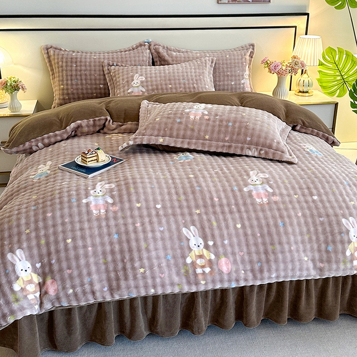 91家纺网 家纺一手货源 找家纺 富缦庭 2025新款泡泡牛奶绒床盖款四件套 草莓兔