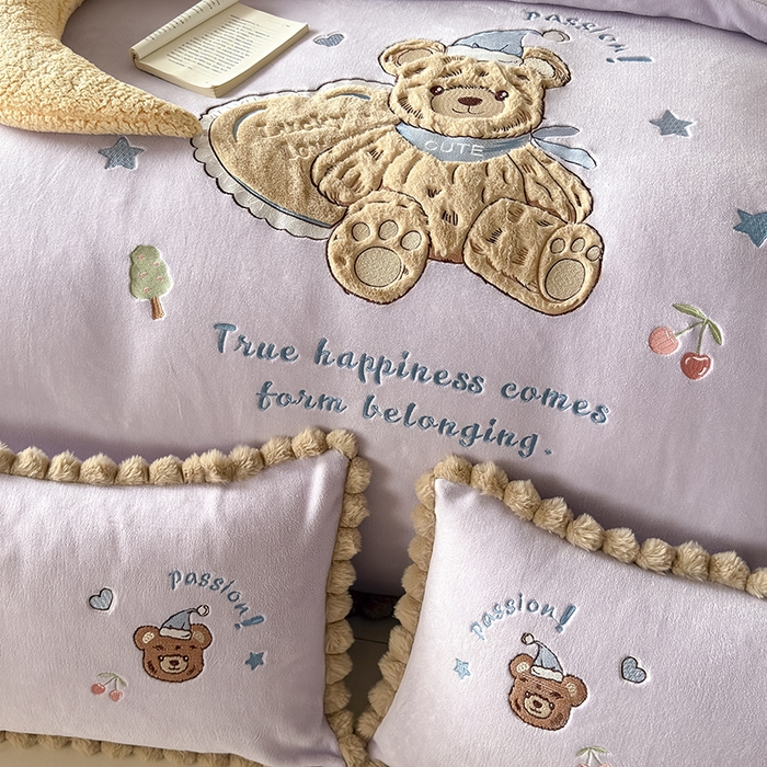 91家纺网 家纺一手货源 找家纺 卡罗兰 2025新款牛奶绒兔毛绣花四件套 爱心熊-紫