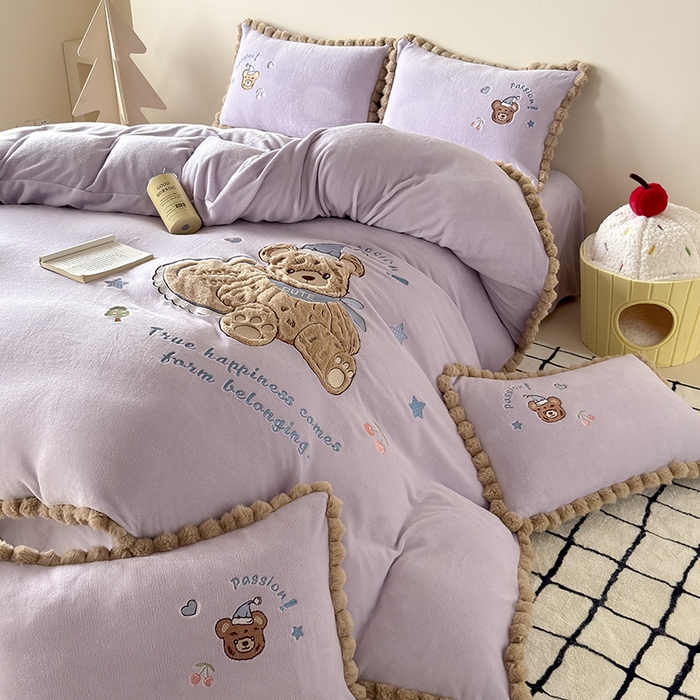 91家纺网 家纺一手货源 找家纺 卡罗兰 2025新款牛奶绒兔毛绣花四件套 爱心熊-紫