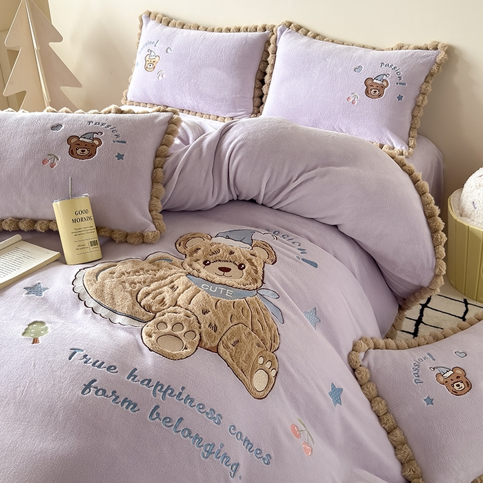 91家纺网 家纺一手货源 找家纺 卡罗兰 2025新款牛奶绒兔毛绣花四件套 爱心熊-紫