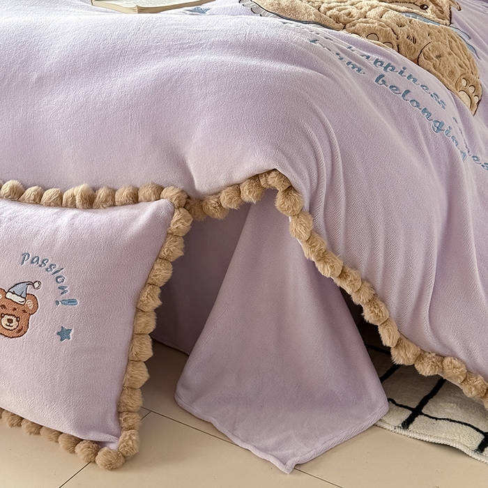 91家纺网 家纺一手货源 找家纺 卡罗兰 2025新款牛奶绒兔毛绣花四件套 爱心熊-紫