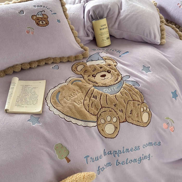 91家纺网 家纺一手货源 找家纺 卡罗兰 2025新款牛奶绒兔毛绣花四件套 爱心熊-紫