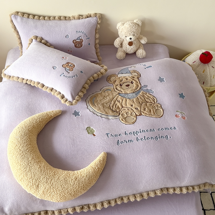 91家纺网 家纺一手货源 找家纺 卡罗兰 2025新款牛奶绒兔毛绣花四件套 爱心熊-紫