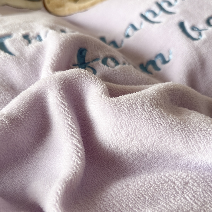 91家纺网 家纺一手货源 找家纺 卡罗兰 2025新款牛奶绒兔毛绣花四件套 爱心熊-紫