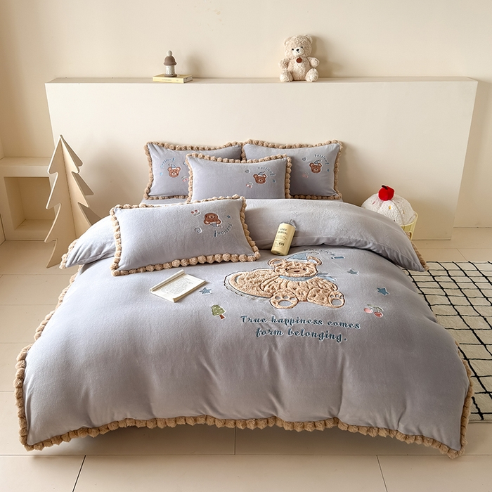 卡罗兰 2025新款牛奶绒兔毛绣花四件套 爱心熊-灰