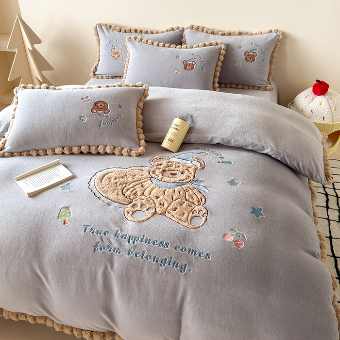 91家纺网 家纺一手货源 找家纺 卡罗兰 2025新款牛奶绒兔毛绣花四件套 爱心熊-灰