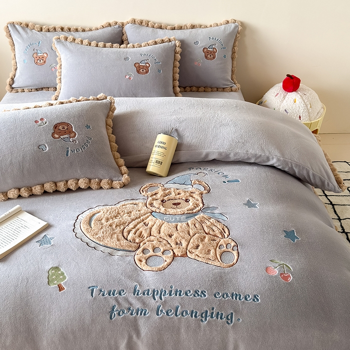 91家纺网 家纺一手货源 找家纺 卡罗兰 2025新款牛奶绒兔毛绣花四件套 爱心熊-灰