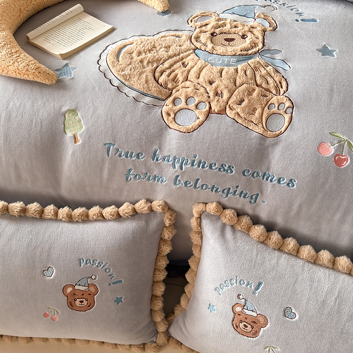 91家纺网 家纺一手货源 找家纺 卡罗兰 2025新款牛奶绒兔毛绣花四件套 爱心熊-灰