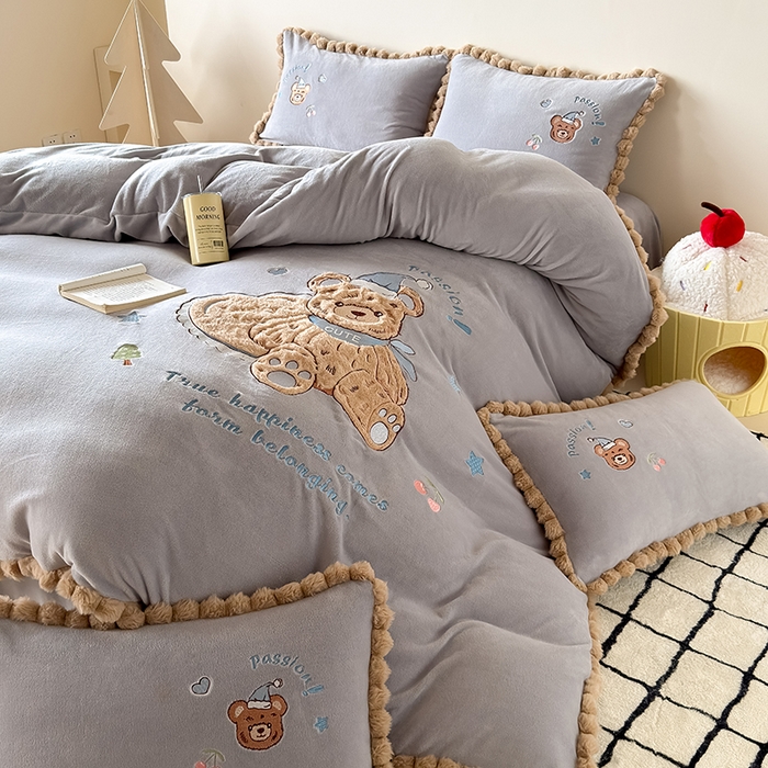 91家纺网 家纺一手货源 找家纺 卡罗兰 2025新款牛奶绒兔毛绣花四件套 爱心熊-灰