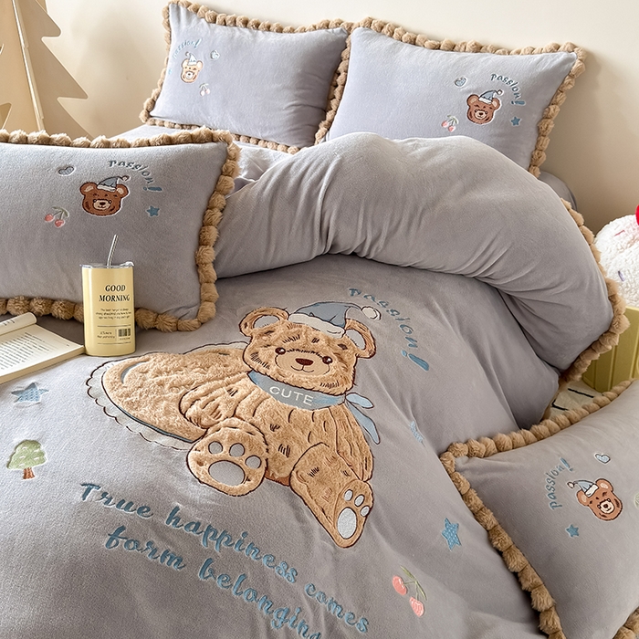 91家纺网 家纺一手货源 找家纺 卡罗兰 2025新款牛奶绒兔毛绣花四件套 爱心熊-灰