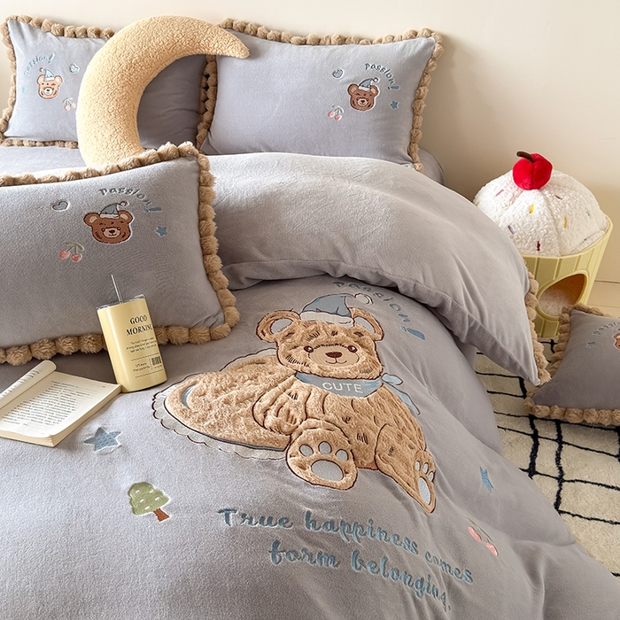 91家纺网 家纺一手货源 找家纺 卡罗兰 2025新款牛奶绒兔毛绣花四件套 爱心熊-灰