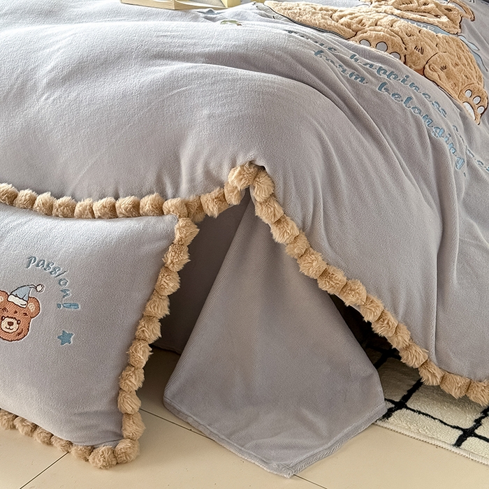 91家纺网 家纺一手货源 找家纺 卡罗兰 2025新款牛奶绒兔毛绣花四件套 爱心熊-灰