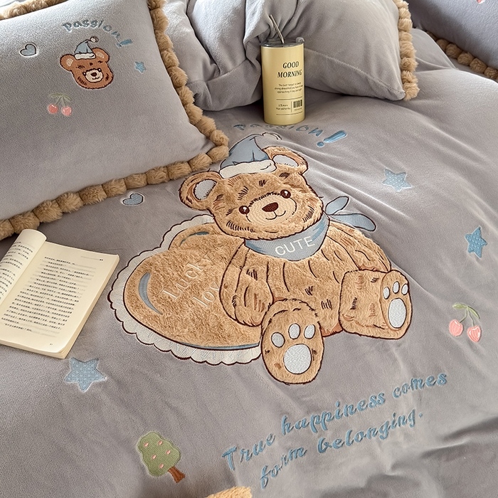 91家纺网 家纺一手货源 找家纺 卡罗兰 2025新款牛奶绒兔毛绣花四件套 爱心熊-灰