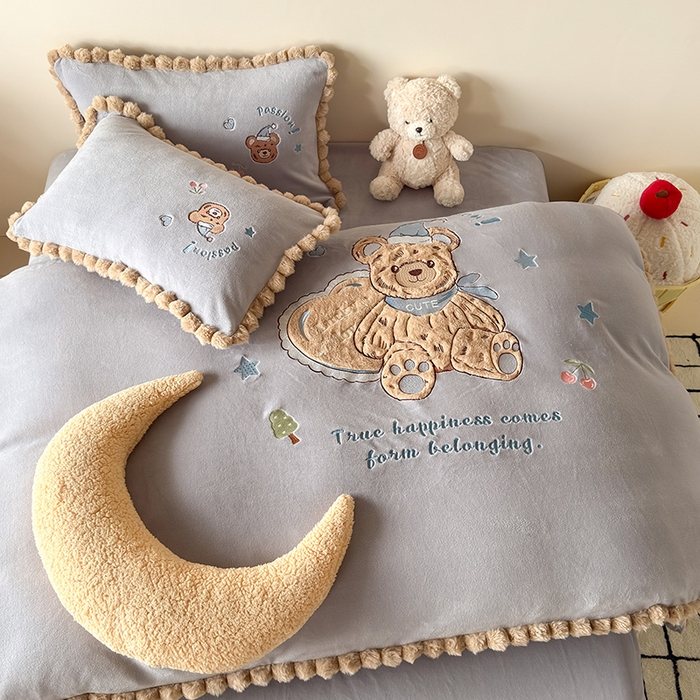 91家纺网 家纺一手货源 找家纺 卡罗兰 2025新款牛奶绒兔毛绣花四件套 爱心熊-灰