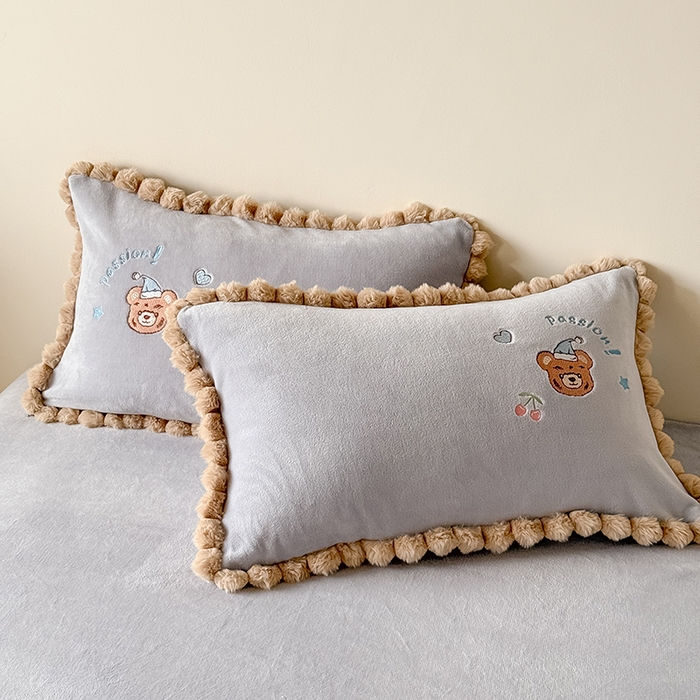 91家纺网 家纺一手货源 找家纺 卡罗兰 2025新款牛奶绒兔毛绣花四件套 爱心熊-灰