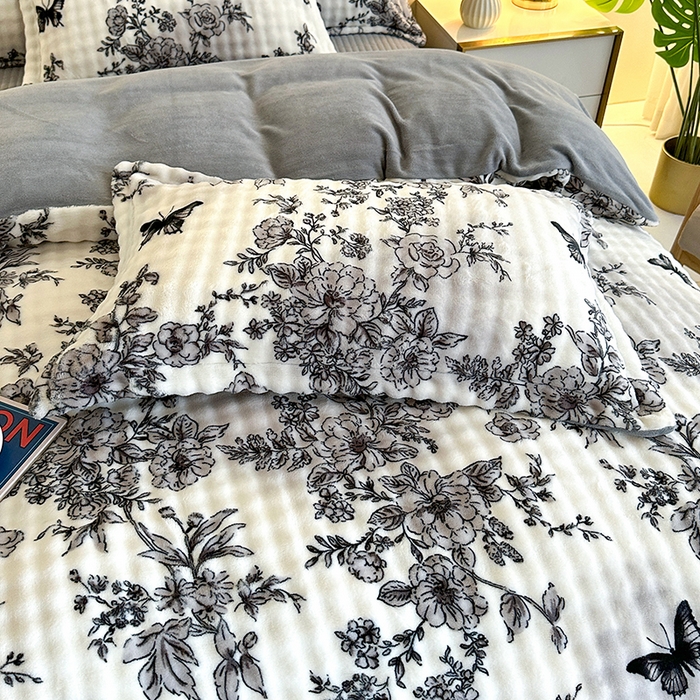 91家纺网 家纺一手货源 找家纺 富缦庭 2025新款泡泡牛奶绒床盖款四件套 花蝶情缘